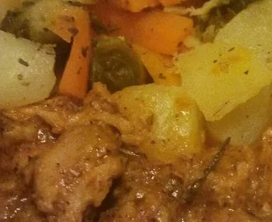 Sauté-de-porc_-pommes-de-terre_-carottes-et-champignons